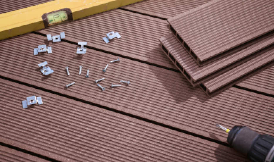 Jak vybrat nejlepší prkna na balkon? Cena, instalace a údržba