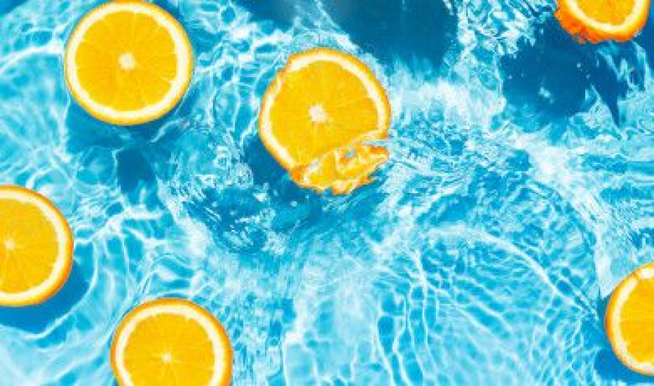 Jak vitamin C ovlivňuje kvalitu vody v bazénu?