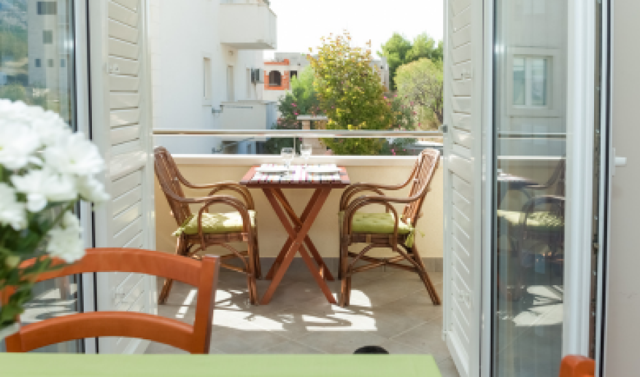 Stylový balkon v panelovém bytě: jaké designové styly stojí za pozornost?