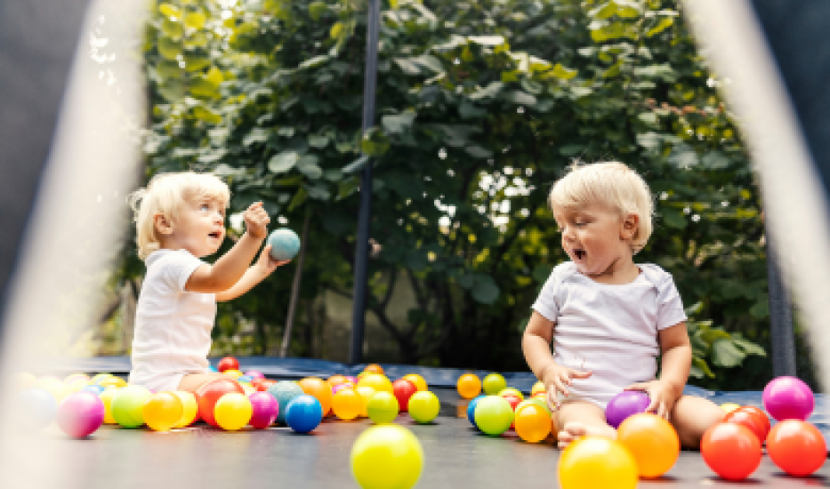 Zábava a cvičení na zahradní trampolíně
