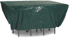 Tmavě zelený ochranný obal Focus Garden o rozměrech 280 x 230 x 80 cm nasazený na zahradním nábytku
