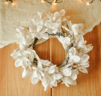 Květinový věnec GLORIA magnolie se sněhovými vločkami, střed 52 cm
