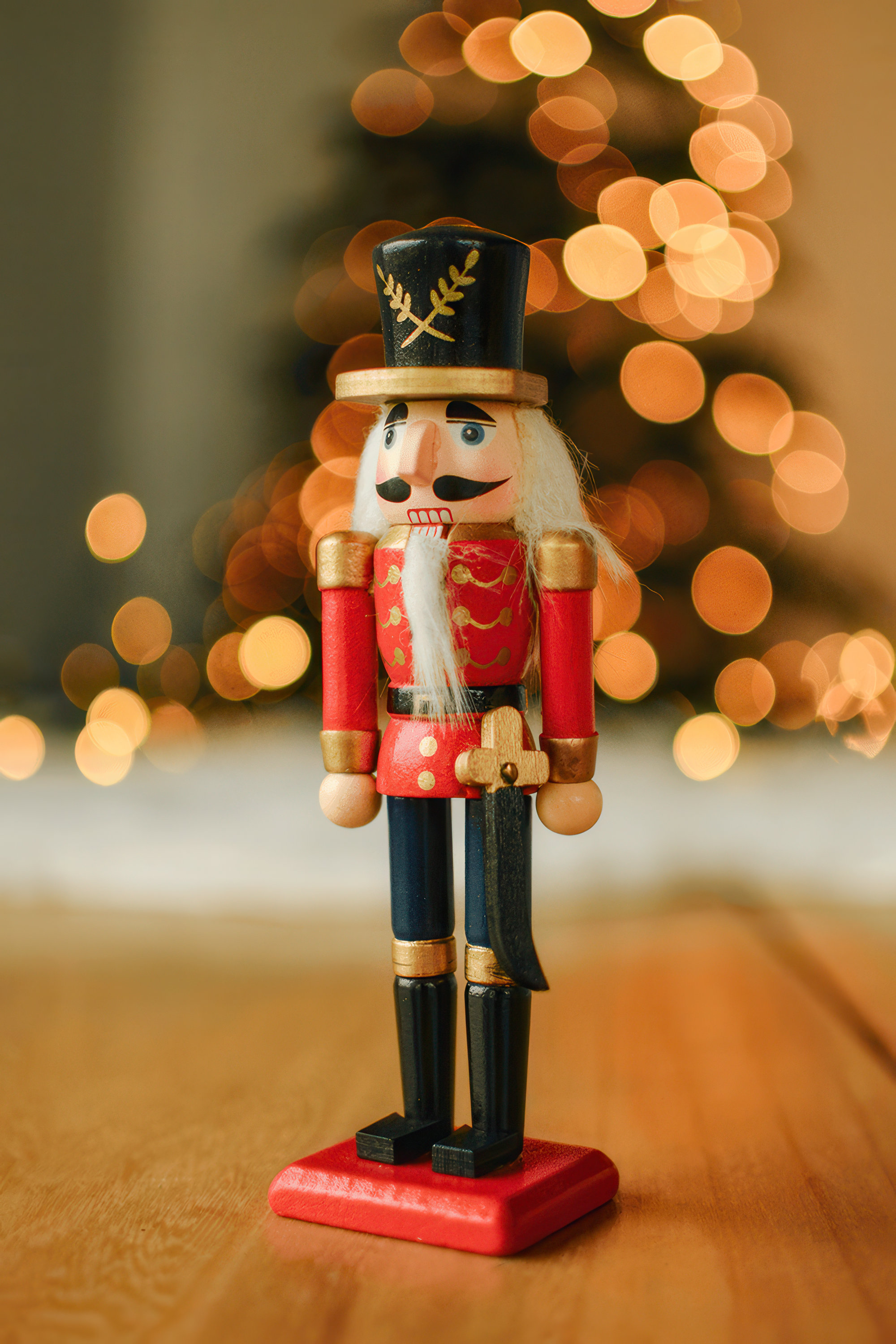 Louskáček Lopata, dřevěná figurka, červená 18cm