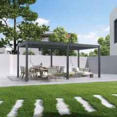 Antracitová hliníková pergola Gutroof ELEGANCE 3x6 m se zahradním nábytkem na terase rodinného domu