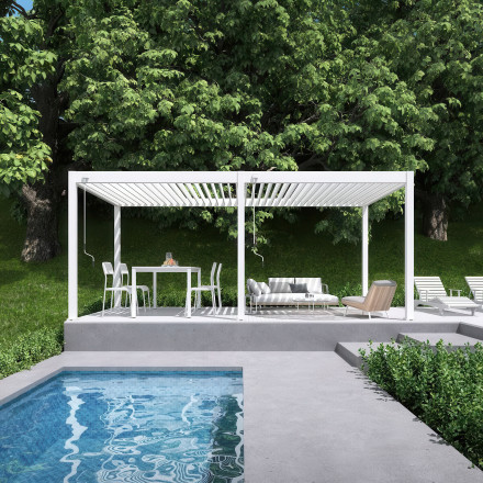 Bílá hliníková pergola Gutroof ELEGANCE 3x6 m s otočnými lamelami nad posezením u bazénu na zahradě