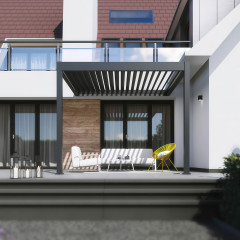 Antracitová hliníková pergola ke zdi Gutroof ELEGANCE WALL 3x3 m instalovaná na terase moderního rodinného domu