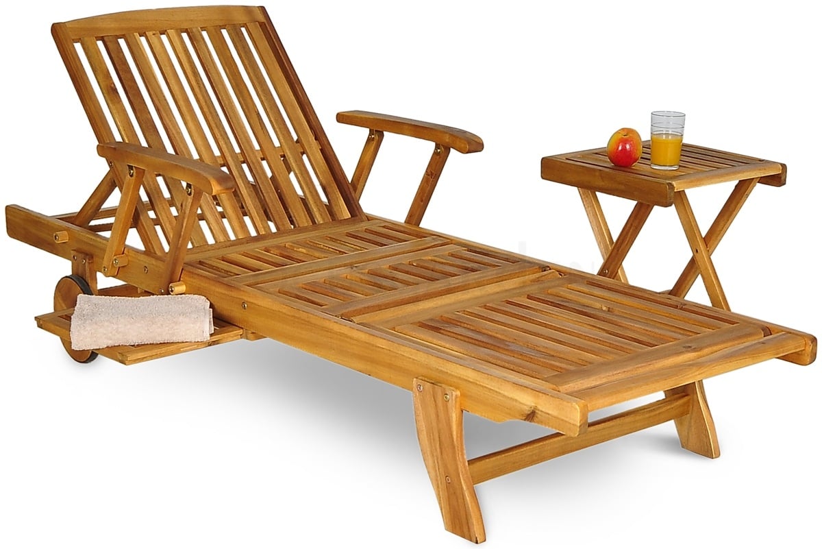 Aranżacja leżaka ogrodowego HAVANA z drewnianym stolikiem 