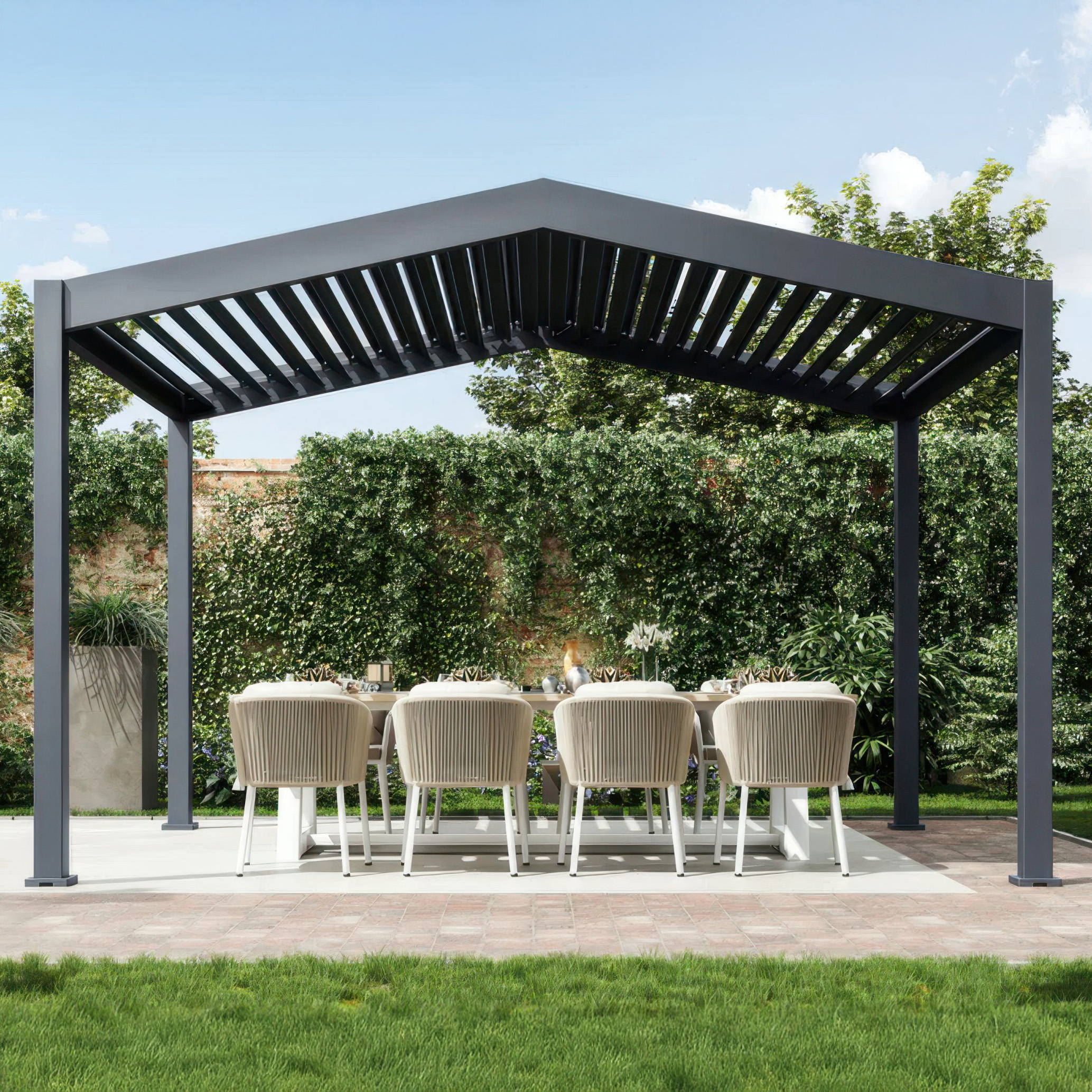 Zahradní pergola SUMMIT 4x3 antracitová aranžovaná na terase s jídelní soupravou v zahradě