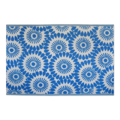Detail terasového koberce MoodMe Cornflower s modro-bílým květinovým vzorem