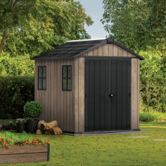 Plastový zahradní domek Keter DECO APEX 757/775 ASHWOOD se dvěma dveřmi a okny v aranžmá na zahradě