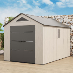 Zahradní domek EVEREST 8x12 Cold Grey v šedobéžové barvě s dvoukřídlými dveřmi situovaný na dřevěné terase u kamenné zdi