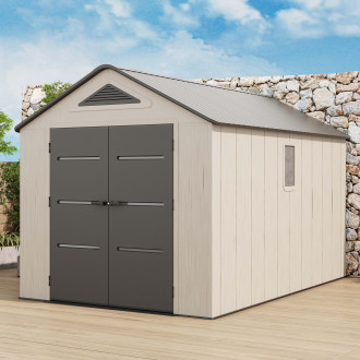 Zahradní domek EVEREST 8x12 Cold Grey v šedobéžové barvě s dvoukřídlými dveřmi situovaný na dřevěné terase u kamenné zdi