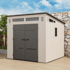 Zahradní domek CHESTER 8x8 Cold Grey v šedo-béžovém provedení s dvoukřídlými dveřmi situovaný na terase u kamenné zdi