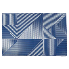 Terasaový koberec Linear Blue 120x180cm s modrobílým geometrickým vzorem pruhů na obdélníkové ploše