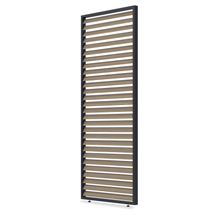 Žaluziový panel Gutroof 1m Woodgrain pro pergoly s hnědými lamelami v černém rámu v mírném bočním pohledu