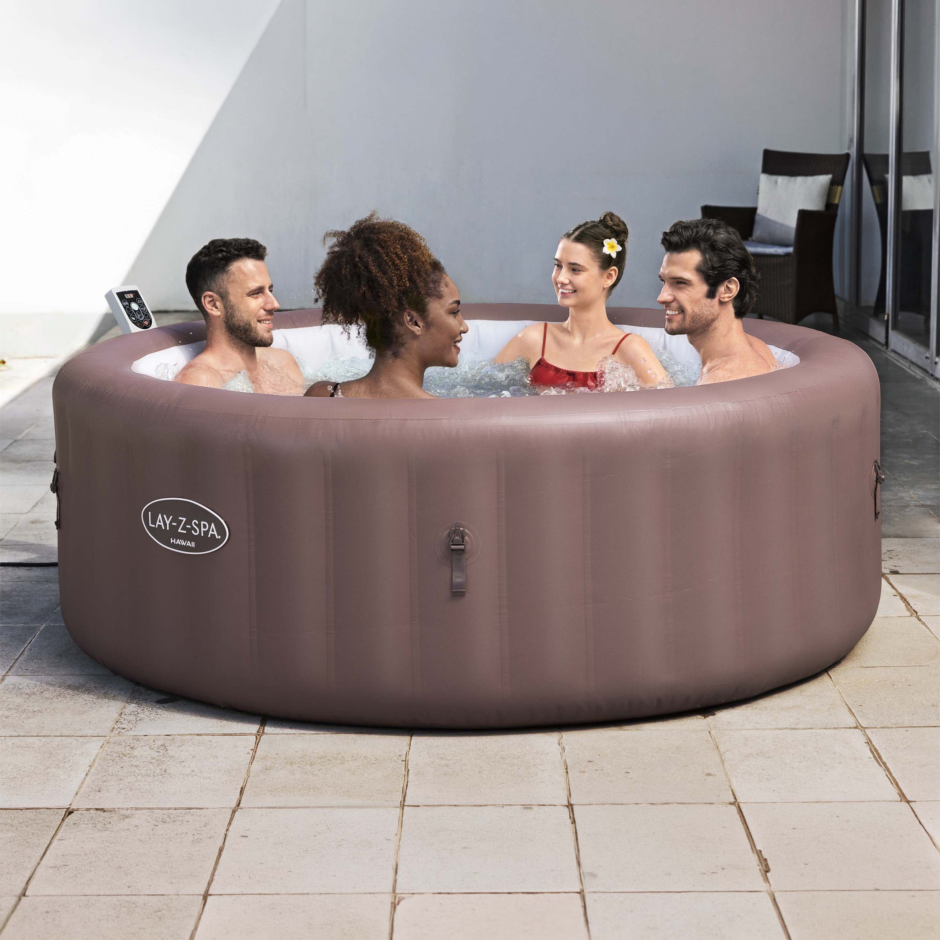 Čtveřice lidí relaxuje v nafukovací vířivce LAY-Z-SPA® HAWAII SMART AIRJET™ v barvě Terracotta umístěné na terase