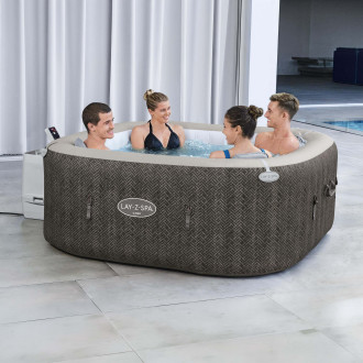 Čtveřice lidí relaxuje v hranaté nafukovací vířivce LAY-Z-SPA Cabo Smart HydroJet v hnědém ratanovém designu
