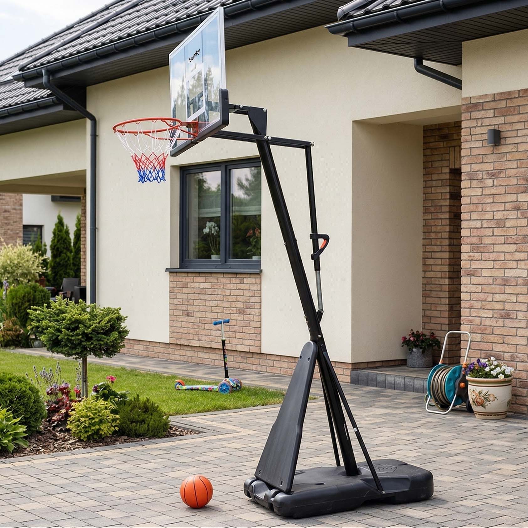 Mobilní basketbalový koš Fuunky s nastavitelnou výškou umístěný na zahradní terase u rodinného domu