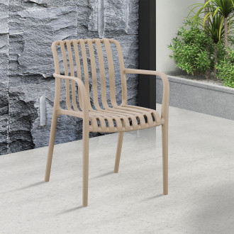Béžová zahradní židle RONA Beige Bjørkka s lamelovým opěradlem a područkami umístěná na terase