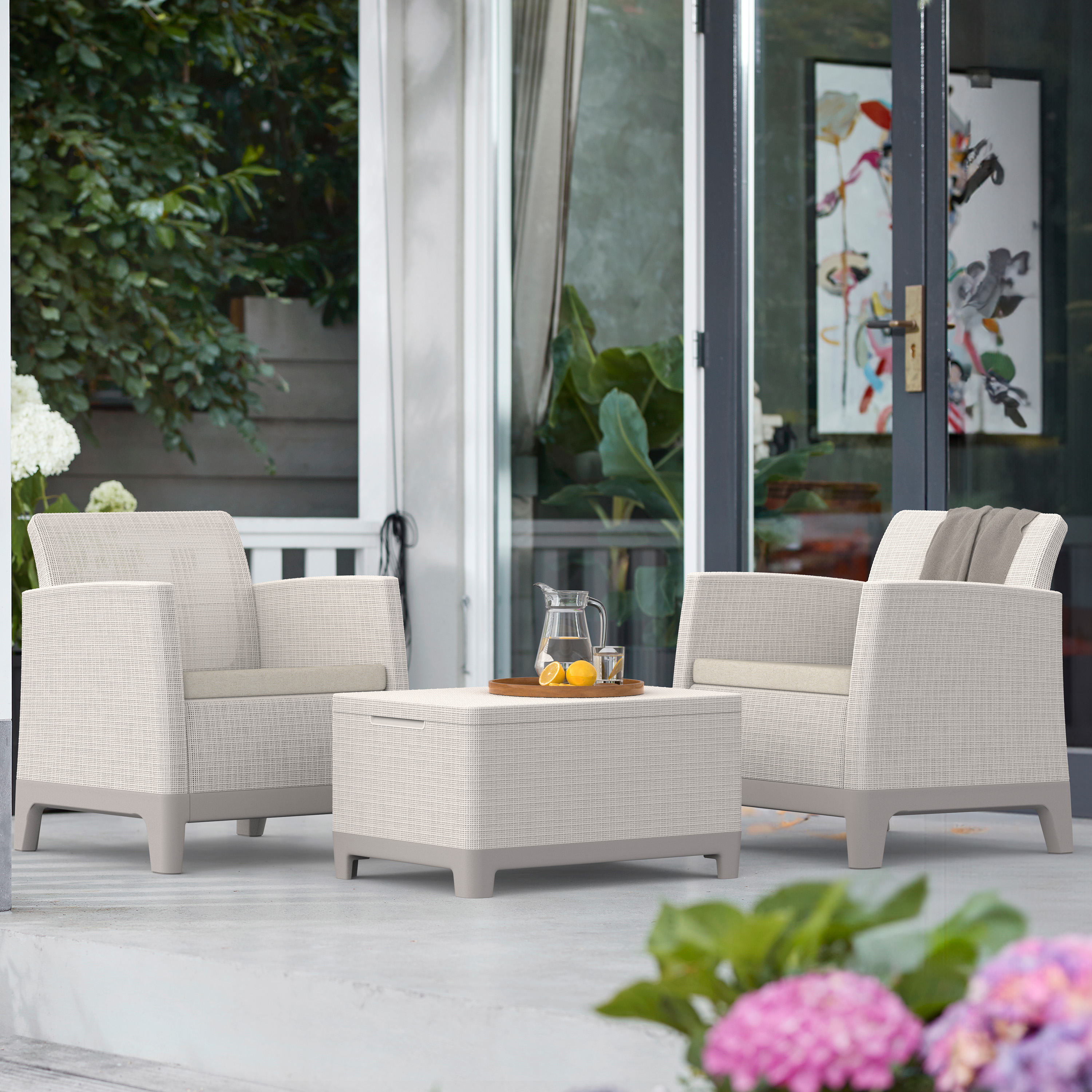 Balkonový set Scandi Forma Pebble Grey-Soft Beige se dvěma křesly a nízkým stolkem na terase