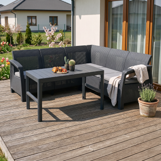 Grafitová zahradní rohová sestava Keter Corfu Relax se stolem Lyon a světlými poduškami na černém pozadí