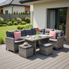 Šedá zahradní rohová souprava Bjørkka IBIZA s jídelním stolem a dvěma taburety s tmavými poduškami a červenými polštáři