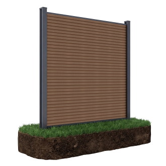 Zahradní panel pro měkký terén 1,8 m CITY Teak Gutroof WPC v barvě dřeva s tmavými sloupky zasazený do trávníku