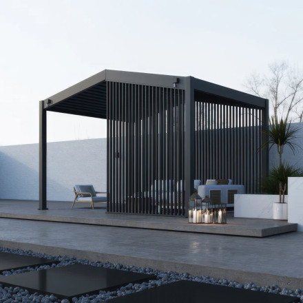 Černý vertikální žaluziový panel Gutroof pro pergolu Summit v moderní venkovní aranžmá na terase