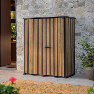 Zahradní úložný box Deco Vertical 1400L Venetian Brown v hnědé barvě s vertikálním žebrováním stojící na venkovní terase