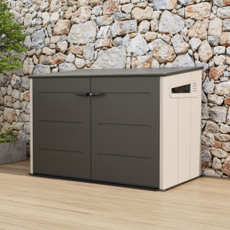 Zahradní domek TAHOMA 6.4x3.8 Cold Grey v barvě šedo-béžové na dřevěné terase u kamenné zdi