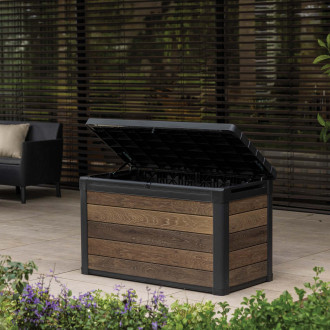 Zahradní úložný box Keter Deco Box 380L Walnut s otevřeným víkem na terase s ratanovým nábytkem
