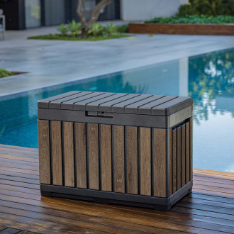 Zahradní úložný box Keter Deco Kentwood 190L v barvě ořech na dřevěné terase u bazénu
