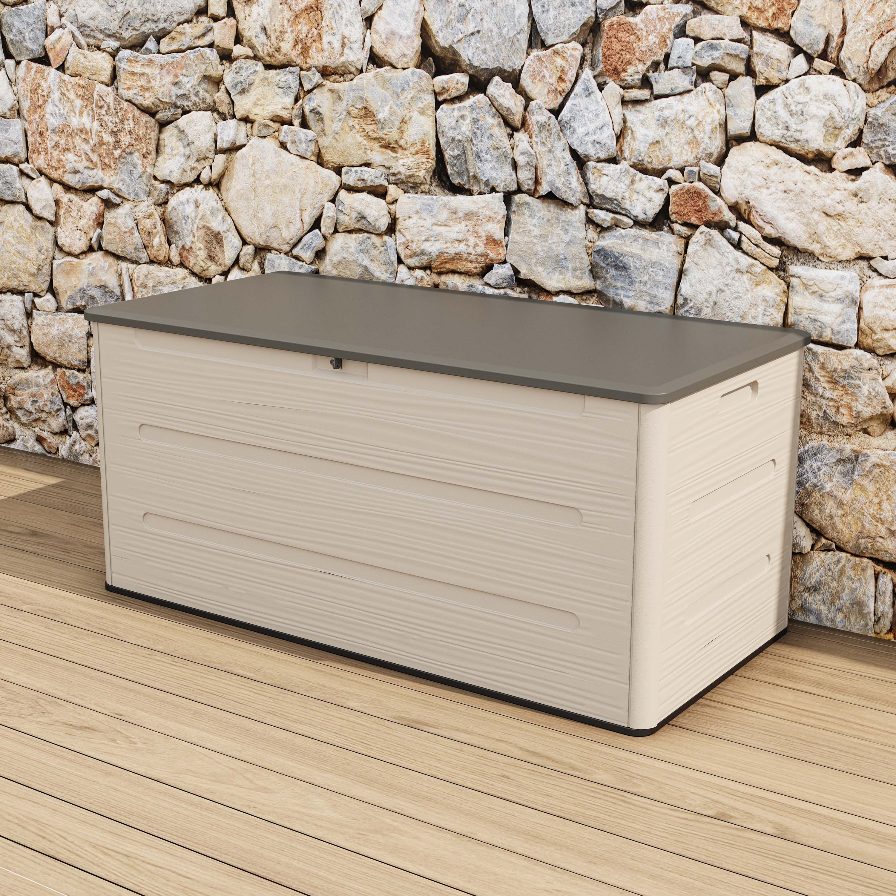 Velká zahradní truhla SIERRA 645 L Cold Grey v barvě slonové kosti s šedým víkem na terase u kamenné zdi