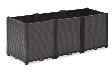 Hnědý pěstební box GROW BOX PLUS L s kvetoucími narcisy umístěný v zahradě na trávníku
