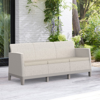 Třímístná zahradní pohovka Scandi Forma 3 v barvě Pebble Grey a Soft Beige na dřevěné terase u domu