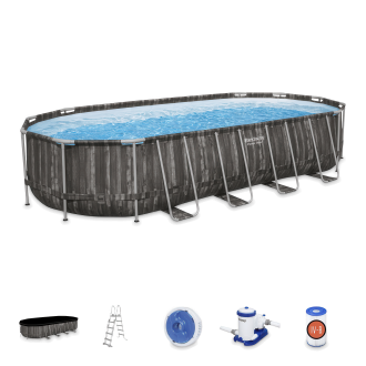 Aranżacja bawiącej się rodziny w basenie w ogrodzie