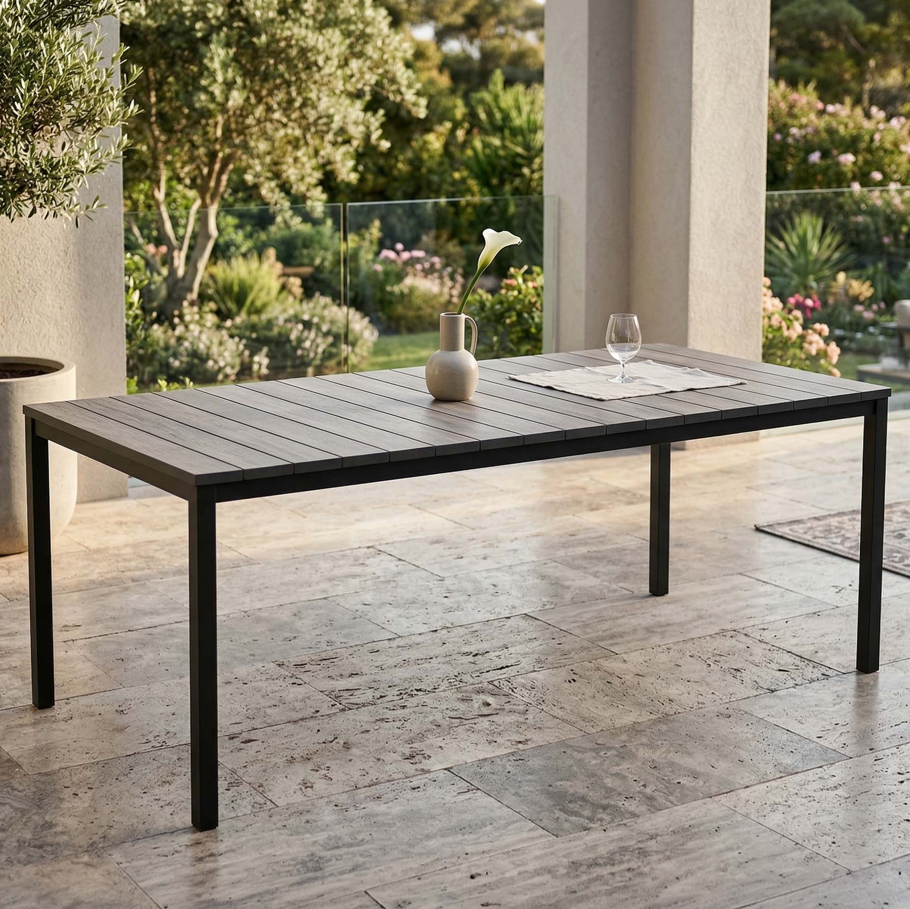 Zahradní stůl Keter Deco Porto Nova 200 černý s deskou v barvě ashwood na terase s vázou a sklenicí
