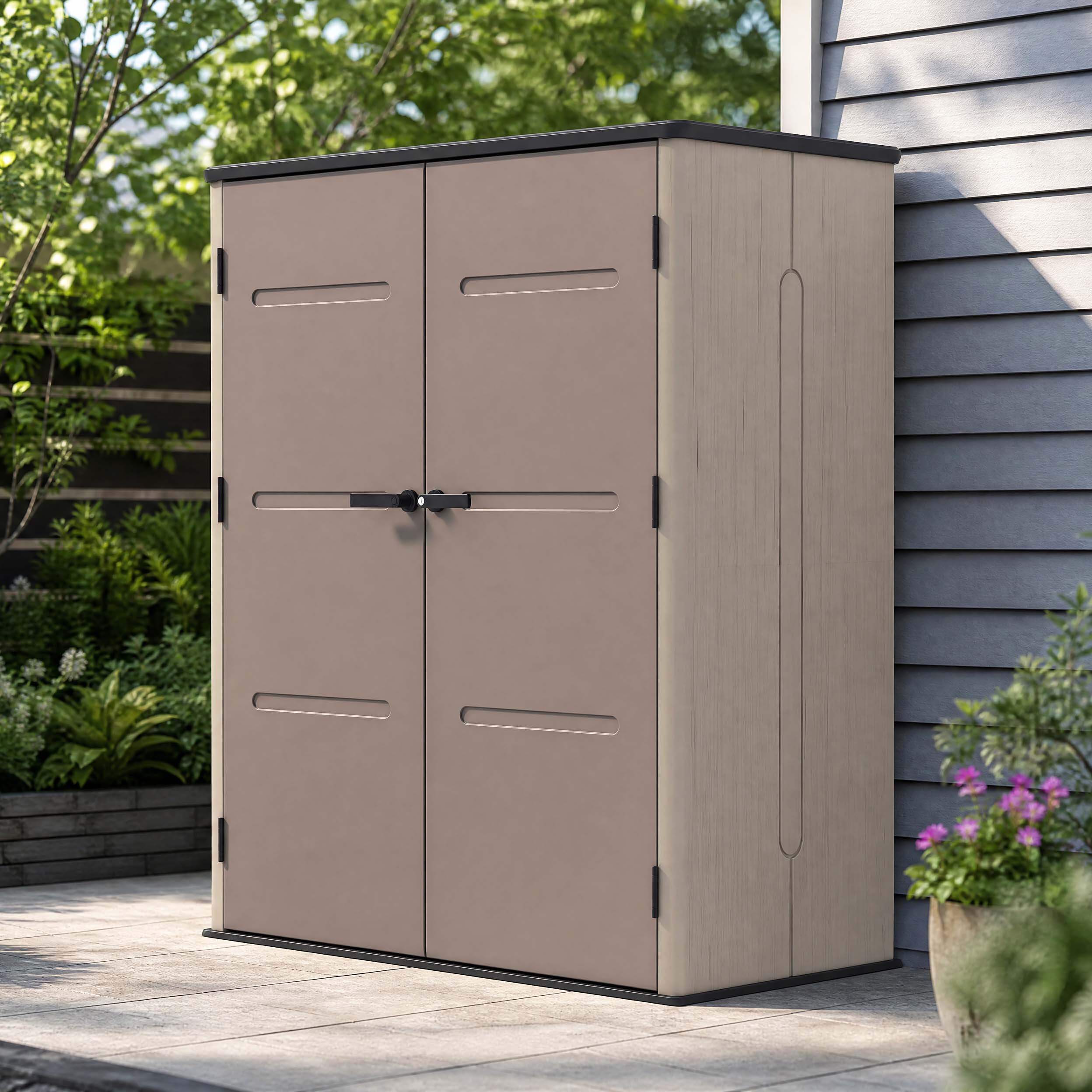 Zahradní skříň DAKOTA 4.7x2.5 Brown v hnědé barvě stojí na dřevěné terase před kamennou zdí