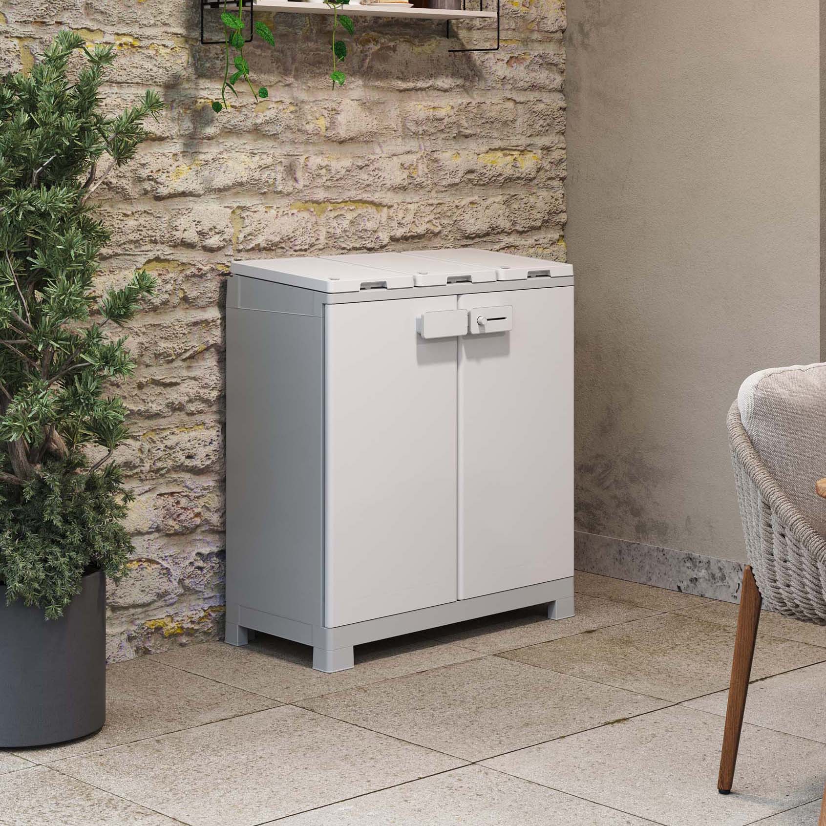 Světle šedá skříň pro třídění odpadu Keter ReCyclo Premium v interiéru u cihlové stěny