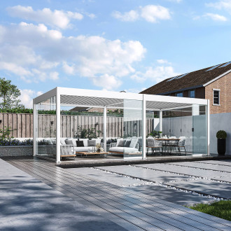 Bílý skleněný posuvný panel k pergole ELEGANCE/DELUXE/FUSION 3,6m instalovaný v moderní zahradní pergole s nábytkem