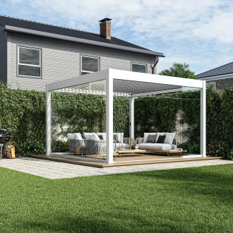 Posuvný skleněný panel pro pergoly ELEGANCE/DELUXE/FUSION 4m White v bílém rámu instalovaný v luxusní zahradní pergole