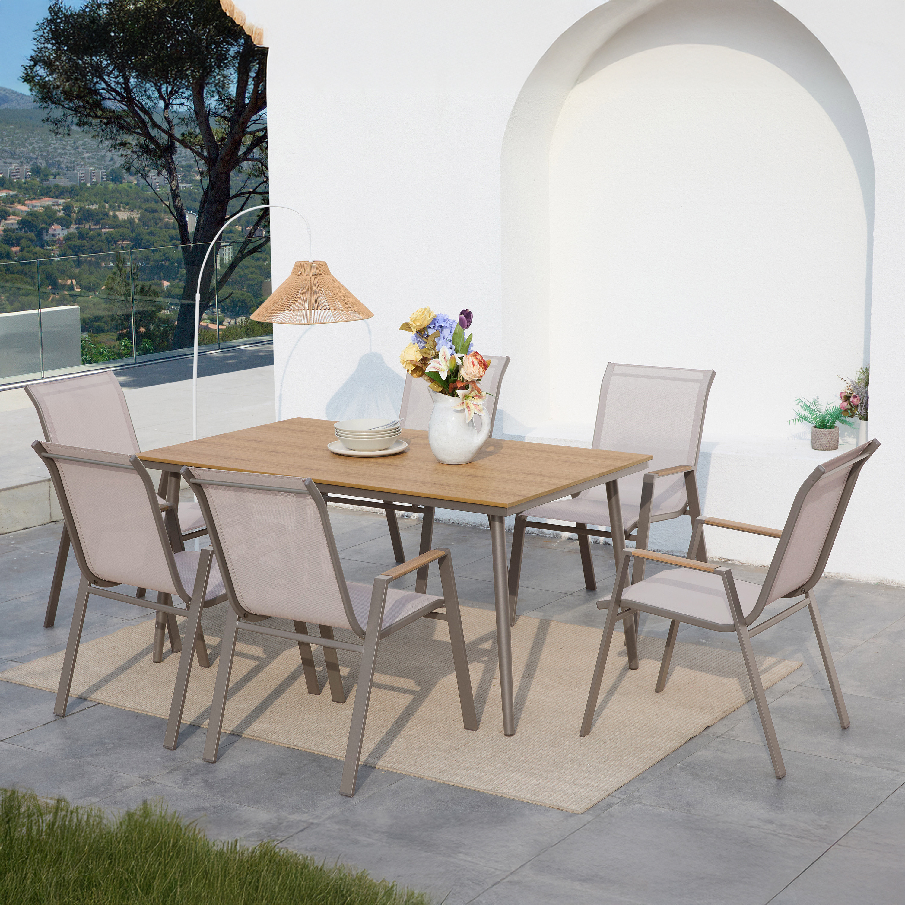 Zahradní jídelní sestava NOVA DINING 6+1 Taupe Bjørkka se stolem a šesti židlemi na terase s výhledem