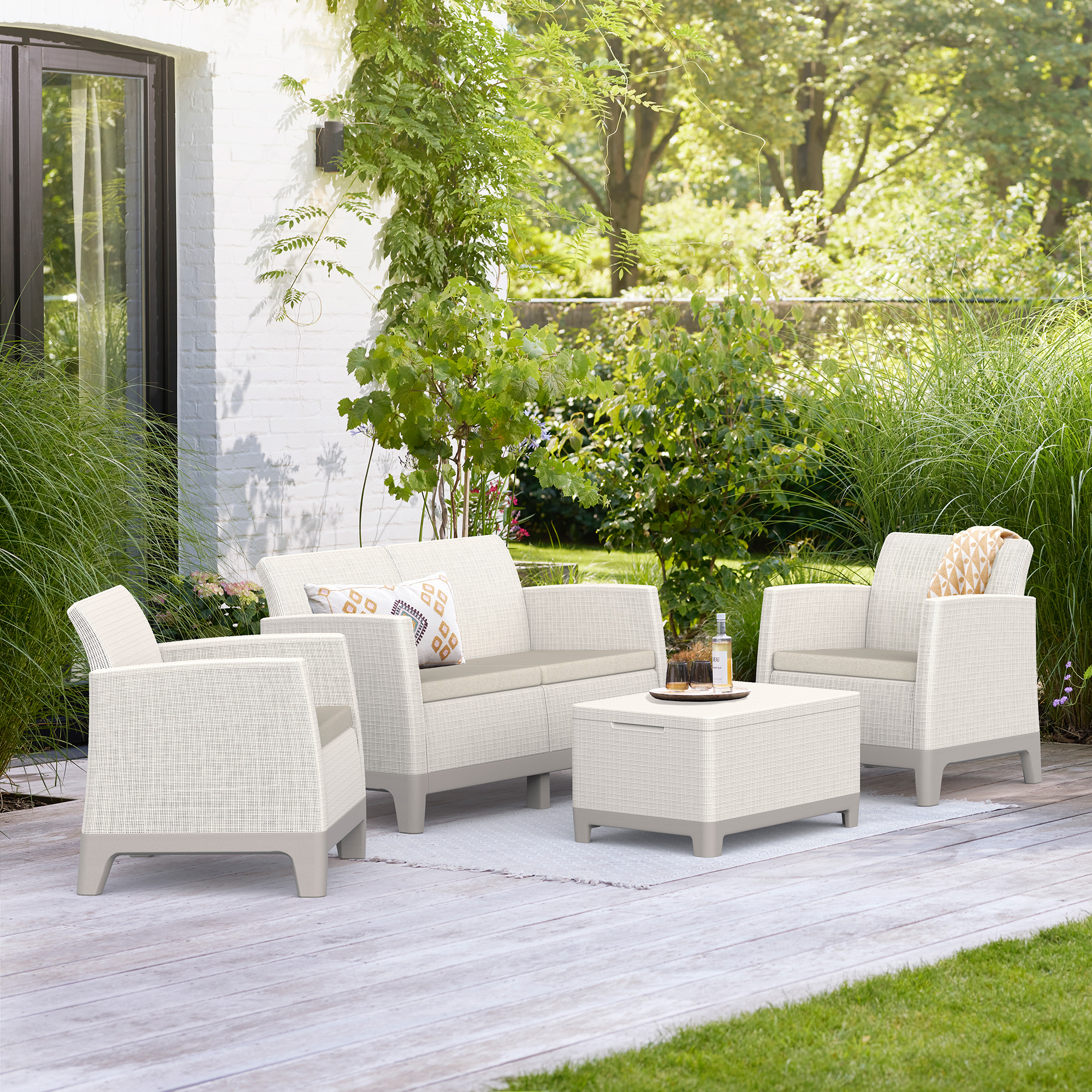 Zahradní sestava Scandi Forma Pebble Grey-Soft Beige v aranžmá na terase složená z pohovky, dvou křesel a stolku