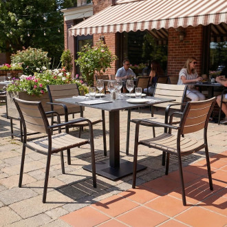 Zahradní sestava Bjørkka RIVIO/VENA 80 + MILO Black Beige se čtvercovým stolem a židlemi na venkovní terase restaurace