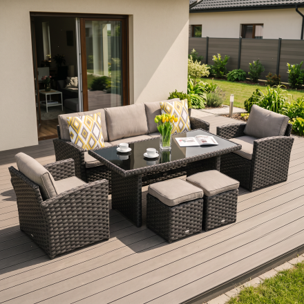 Hnědá zahradní souprava z technoratanu Borneo se stolem, křesly, pohovkou a pufy s béžovými podsedáky na černém pozadí