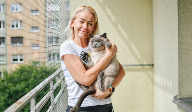 žena s kočkou na balkonu