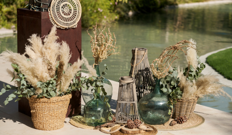 boho dekorace z v&aacute;z a pampasov&yacute;ch travin a proutěn&yacute;ch ko&scaron;&iacute;ků