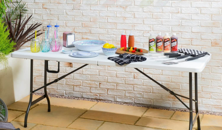 zastawiony przekąskami imprezowymi stół cateringowy