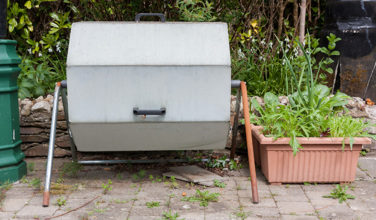 rotační kompostér na zahradě