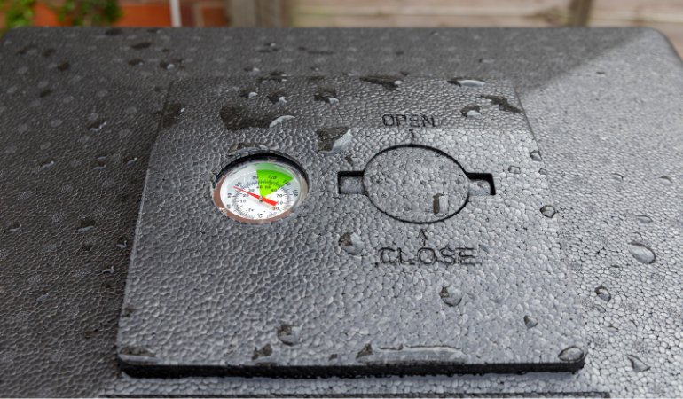 uzavřený kompostér s hlídáním teploty na víku